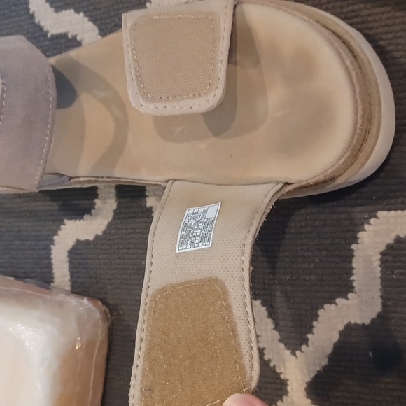 UGG Goldenstar #1117954 Tan Suede Sandals Women's 8 - Picture 14 of 14